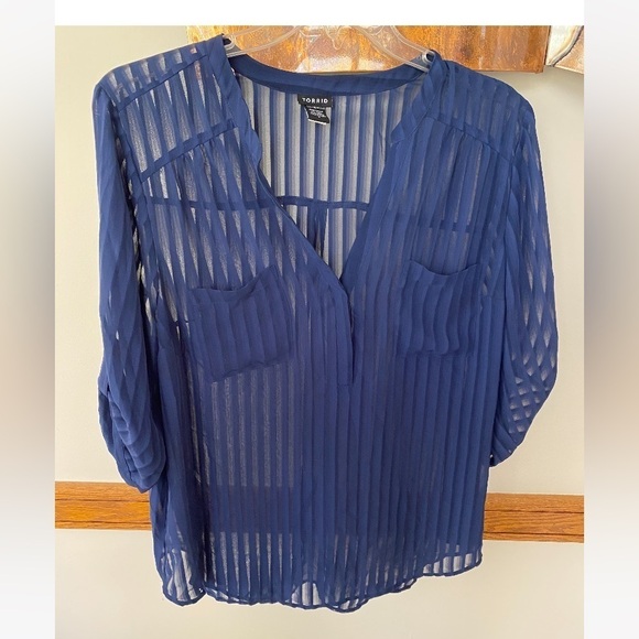 TORRID Women’s Navy Semi Sheer Shadow Stripe V-neck Roll Tab Sleeve Top 2X - Picture 5 of 6